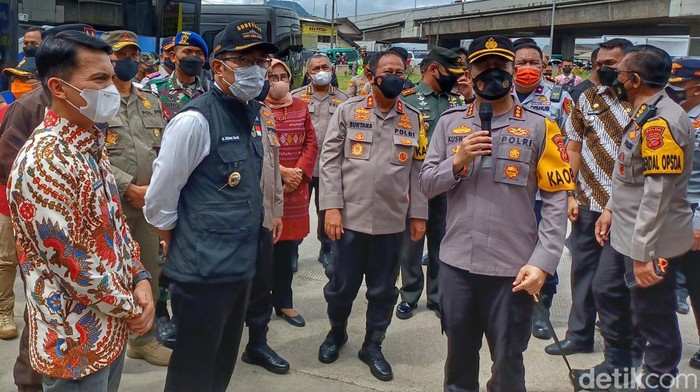 Ridwan Kamil Tinjau Pos Terpadu Cileunyi Gubernur Jawa Barat Ridwan Kamil meninjau Pos Terpadu Cileunyi, Kabupaten Bandung, Kamis (28/4). Menurutnya Lalin Padalarang- Cileunyi belum mengalami peningkatan.