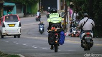 Perlengkapan standar keamanan seperti helm, lampu sepeda, sepatu, hingga rompi berwarna cerah menjadi hal yang wajib digunakan. 