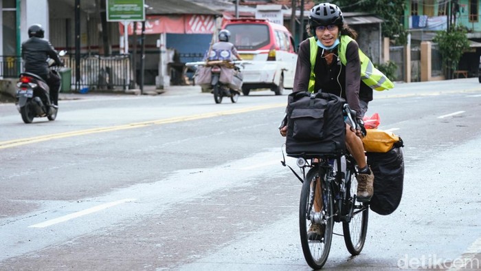 Rindu Kampung Halaman, Pria Ini Mudik ke Palembang Naik Sepeda Berbagai cara dilakukan pemudik untuk bertemu keluarga di kampung halaman saat Lebaran. Veri Sanovri memilih mudik ke Palembang menggunakan sepeda.