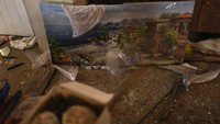 Sebuah lukisan terletak di antara puing-puing di sebuah rumah yang hancur di Zaporizhzhia, Ukraina, Kamis 28 April 2022.