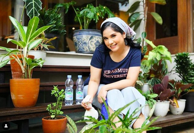Annisa Pohan dan Mayor Inf. H. Agus Harimurti Yudhoyono tinggal di sebuah rumah yang asri. Tanaman hias yang menghiasi rumahnya merupakan kreasi Annisa yang memiliki hobi baru bertanam saat pandemi. (Foto: Instagram)