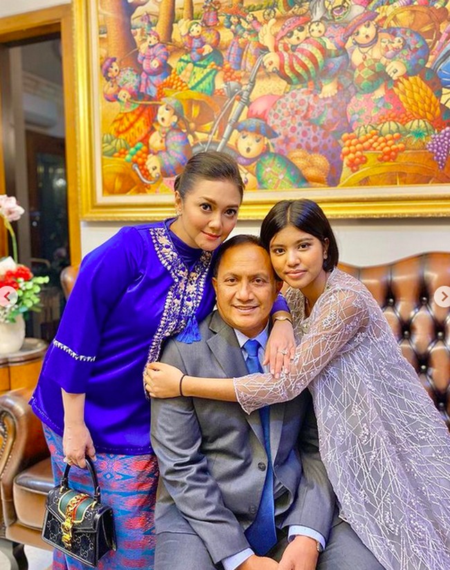 Bella Saphira dan suaminya, Letnan Jenderal TNI H. Agus Surya Bakti, tinggal di sebuah rumah yang didominasi interior klasik. Bak galeri, rumahnya juga dihiasi banyak karya seni, termasuk lukisan berukuran besar.  (Foto: Instagram)
