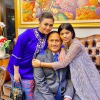 Bella Saphira dan suaminya, Letnan Jenderal TNI H. Agus Surya Bakti, tinggal di sebuah rumah yang didominasi interior klasik. Bak galeri, rumahnya juga dihiasi banyak karya seni, termasuk lukisan berukuran besar.  (Foto: Instagram)