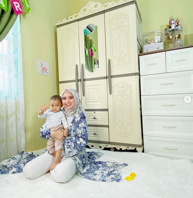 Bintang FTV Winda Khair pun memiliki suami yang anggota TNI. Warna kalem menjadi pilihan untuk kamar anaknya.  (Foto: Instagram)