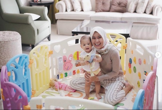 Aktris Jian Batari juga membina rumah tangga dengan seorang anggota TNI bernama Harry Dany Syahputra. Rumah bernuansa klasik dengan warna yang lembut menjadi pilihan mereka.  (Foto: Instagram)