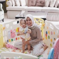 Aktris Jian Batari juga membina rumah tangga dengan seorang anggota TNI bernama Harry Dany Syahputra. Rumah bernuansa klasik dengan warna yang lembut menjadi pilihan mereka.  (Foto: Instagram)