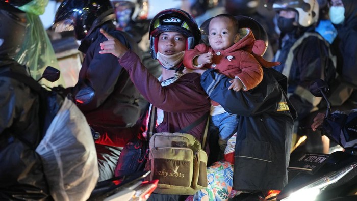 Tradisi mudik lebaran kembali bergelora usai sebelumnya dilarang di Indonesia gegara Corona. Motor jadi salah satu transportasi pilihan warga untuk mudik.