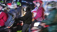 Pemudik tampak membawa sejumlah barang bawaan di bagian motornya saat hendak mudik ke kampung halaman.