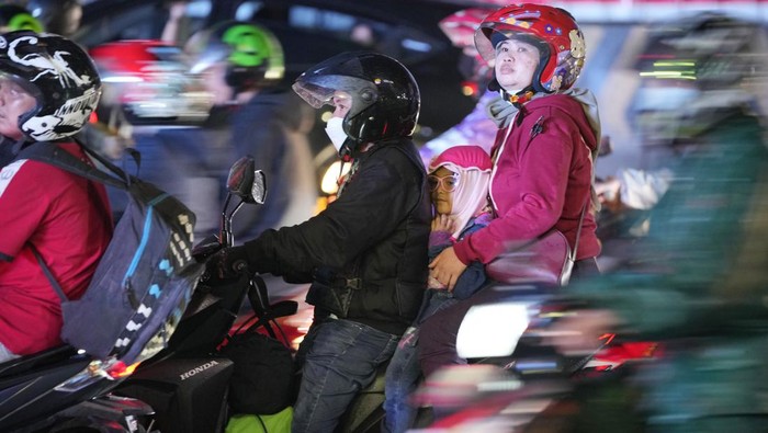 Rupa-rupa Pemudik Motor Saat Pulang Kampung Jelang Lebaran Tradisi mudik lebaran kembali bergelora usai sebelumnya dilarang di Indonesia gegara Corona. Motor jadi salah satu transportasi pilihan warga untuk mudik.
