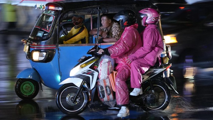 Rupa-rupa Pemudik Motor Saat Pulang Kampung Jelang Lebaran Tradisi mudik lebaran kembali bergelora usai sebelumnya dilarang di Indonesia gegara Corona. Motor jadi salah satu transportasi pilihan warga untuk mudik.