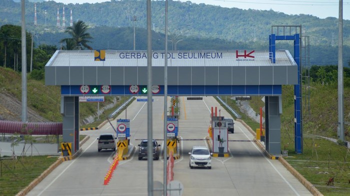 Jalan Tol Sigli-Banda Aceh Seksi II resmi beroperasi tanpa uji coba. Ada pemandangan menarik di sana saat seekor kambing terlihat memasuki kawasan gerbang tol.