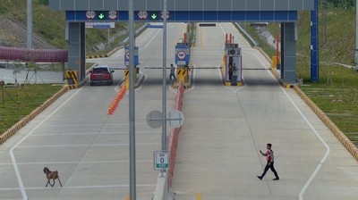 Saat Kambing Mau Ikut Jajal Tol Sigli-Banda Aceh Seksi II