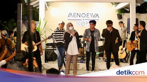 Salah satu penampilan penyanyi sekaligus youtuber Tri Suaka di salah satu acara