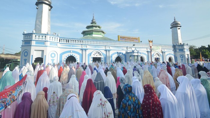 Sejumlah jamaah melaksanakan shalat Idul Fitri di pelataran Masjid Raya Ganting, Padang, Sumatera Barat, Kamis (13/5/2021). Pelaksanaan shalat Id di masjid cagar budaya itu digelar dengan menerapkan protokol kesehatan ketat sesuai dengan Surat Edaran Wali Kota Padang terkait penyelenggaraan shalat Idul Fitri di masa pandemi. ANTARA FOTO/Iggoy el Fitra/hp.