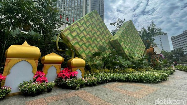 Diketahui, instalasi seni berbentuk ketupat berukuran raksasa itu dipasang di kawasan Bundaran HI untuk menyambut Hari Raya Idul Fitri 1443 H.