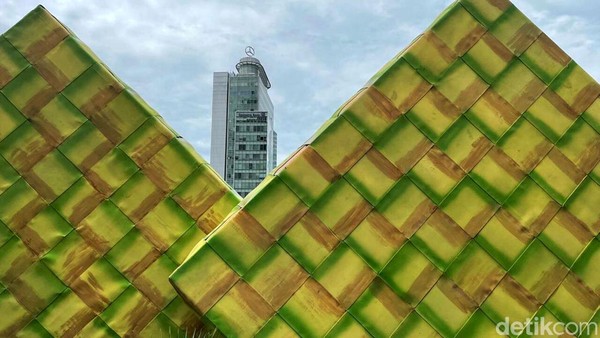 Penampakan instalasi seni berbentuk ketupat raksasa yang menghiasi kawasan Bundaran HI.