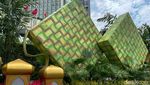 Sambut Lebaran, Ketupat Raksasa dari Styrofoam Mejeng di Bundaran HI