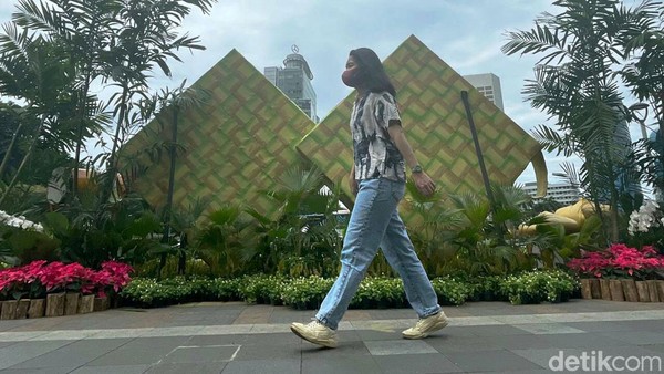 Kehadiran instalasi seni berbentuk ketupat raksasa dan ornamen masjid itu mencuri perhatian warga yang melintas. Tak sedikit warga yang berhenti sejenak untuk berfoto dengan latar belakang instalasi seni tersebut.