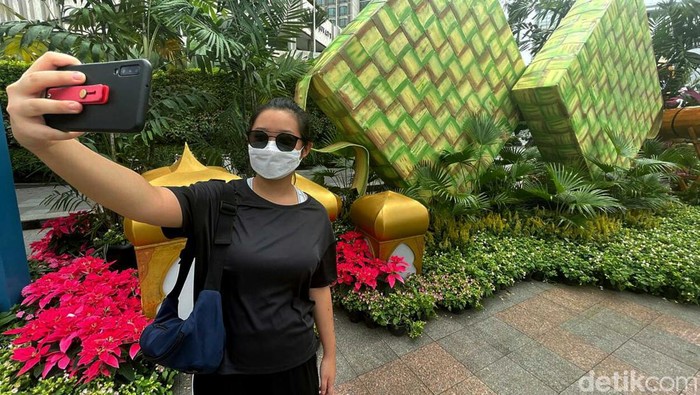 Sambut Lebaran, 'Ketupat' Raksasa Mejeng di Bundaran HI Instalasi seni berbentuk ketupat raksasa hiasi kawasan Bundara HI, Jakarta. Dekorasi itu menghiasi kawasan ibu kota untuk menyambut Hari Raya Idul Fitri 1443 H.