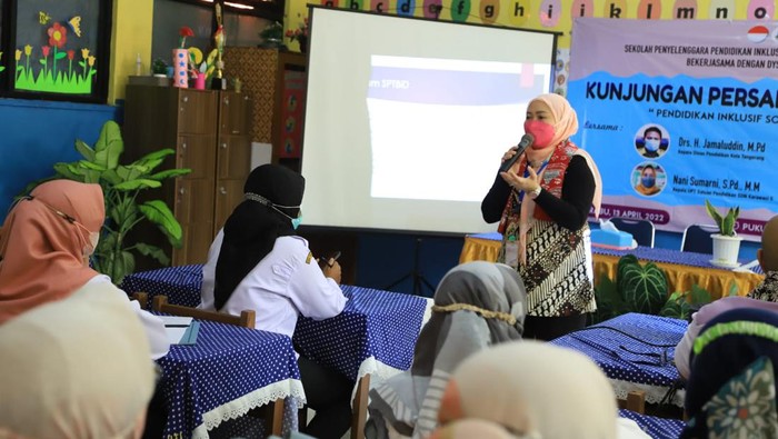 Disleksia merupakan suatu gangguan pada seseorang mengalami kesulitan membaca, menulis, dan mengeja. Disleksia umumnya terjadi pada anak-anak, dan dapat menyerang anak dengan kemampuan intelegensi lebih dari rata-rata.