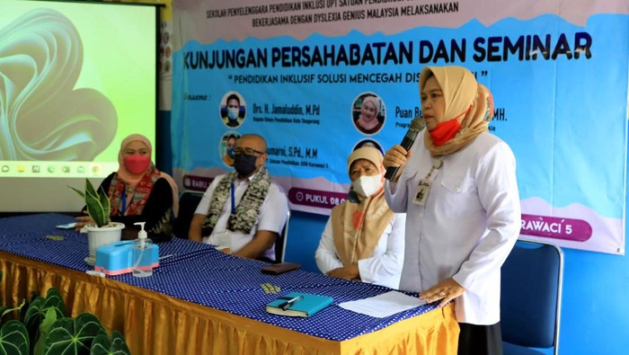 Disleksia merupakan suatu gangguan pada seseorang mengalami kesulitan membaca, menulis, dan mengeja. Disleksia umumnya terjadi pada anak-anak, dan dapat menyerang anak dengan kemampuan intelegensi lebih dari rata-rata.