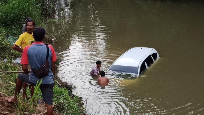 Sebuah mobil terjun ke sungai di Enrekang