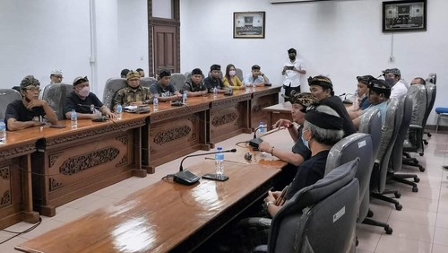 Sejumlah perwakilan dari Gabungan Usaha Peternak Babi Indonesia (GUPBI) Bali saat mendatangi gedung DPRD Gianyar