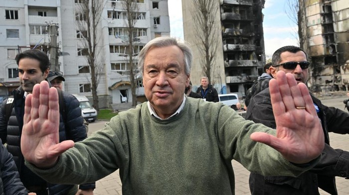 UN Secretary-General Antonio Guterres gestures as he attends a visit in Borodianka, outside Kyiv, on April 28, 2022. - UN Secretary-General Antonio Guterres arrived on April 28, 2022 to the town of Borodianka outside Kyiv where Russian forces were accused of having killed civilians, an AFP journalist on the scene reported. (Photo by Sergei SUPINSKY / AFP)