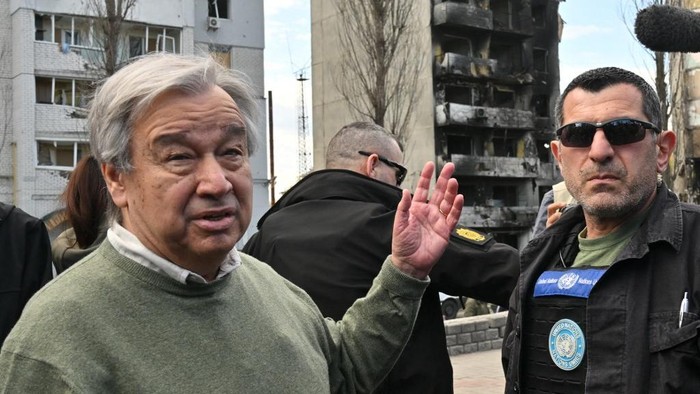 UN Secretary-General Antonio Guterres (L) gestures as he walks during his visit in Borodianka, outside Kyiv, on April 28, 2022. - UN Secretary-General Antonio Guterres arrived on April 28, 2022 to the town of Borodianka outside Kyiv where Russian forces were accused of having killed civilians, an AFP journalist on the scene reported. (Photo by Sergei SUPINSKY / AFP)