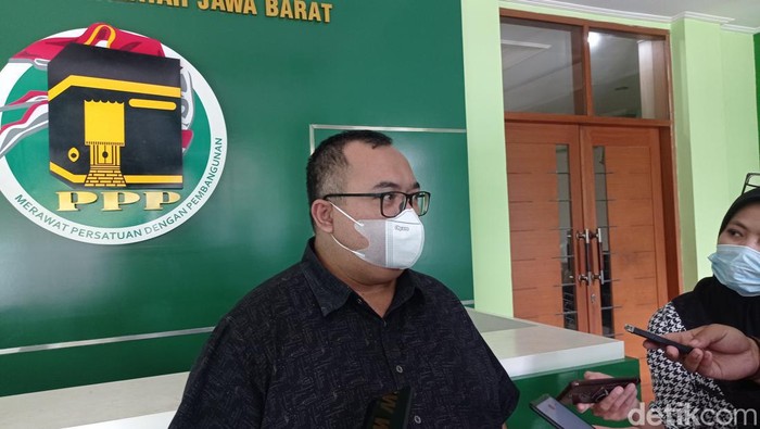 Sekretaris DPW PPP Jabar Pepep Sampul Hidayat saat menjelaskan tentang sikap partainya terhadap kasus OTT Ade Yasin.