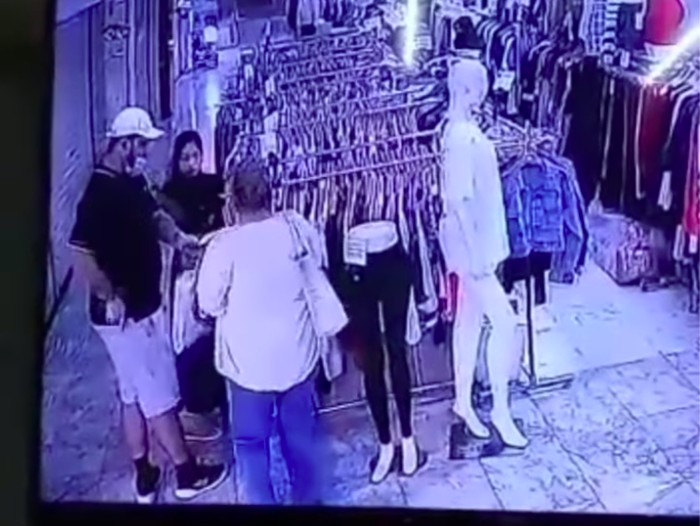 Seorang pedagang baju di Metro Atom, Pasar Baru, Jakarta Pusat (Jakpus), diduga menjadi korban hipnotis. (Screenshot video viral)