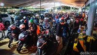 Sementara itu, pemudik pejalan kaki terpantau belum ramai di Pelabuhan Merak.