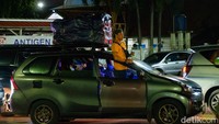 Pemudik yang menuju Pelabuhan Merak terjebak macet berjam-jam sejak Tol Merak.