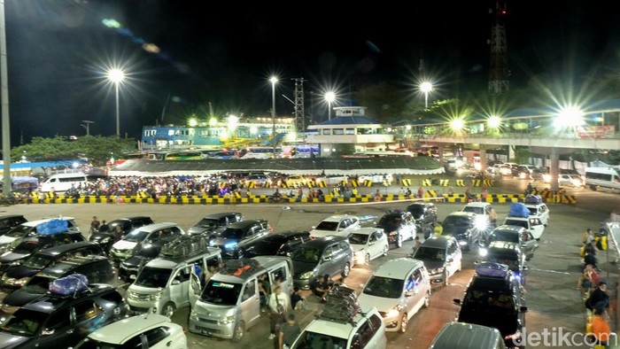 Seperti Ini Atmosfer Puncak Arus Mudik di Pelabuhan Merak Pelabuhan Merak terpantau ramai pemudik pada puncak arus mudik H-4 Idul Fitri. Sebagian besar pemudik menggunakan motor dan mobil pribadi.