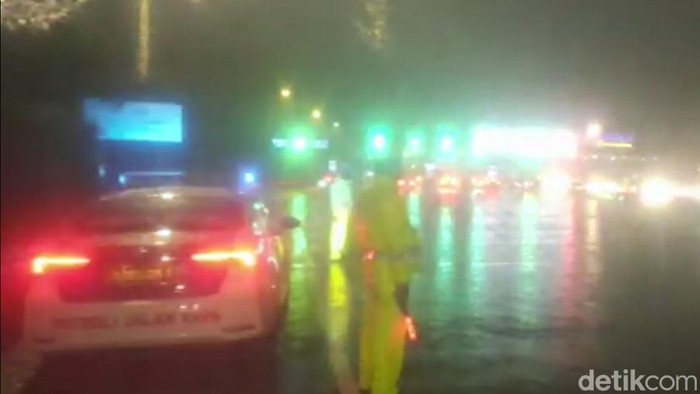 Situasi di Tol Warugunung pada 28 April malam terpantau ramai lancar.