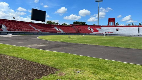 Pemasangan kursi penontoni mengelilingi seluruh tribun  Stadion Dipta Gianyar, jelang pelaksanaaan Piala AFC.