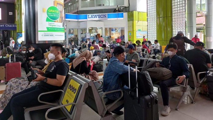 Menjelang Lebaran suasana di Stasiun Gambir dipadati pemudik hari ini. Tercatat ada kenaikan jumlah penumpang di Stasiun Gambir, Kamis (28/4)