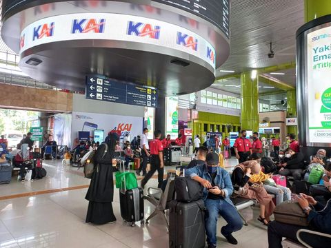 Menjelang Lebaran suasana di Stasiun Gambir dipadati pemudik hari ini. Tercatat ada kenaikan jumlah penumpang di Stasiun Gambir, Kamis (28/4)