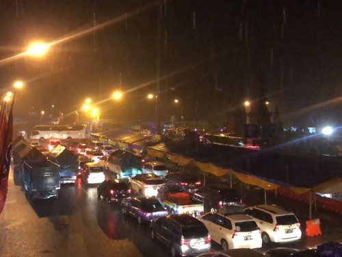 Suasana antrean di Pelabuhan Gilimanuk saat penutupan sementara