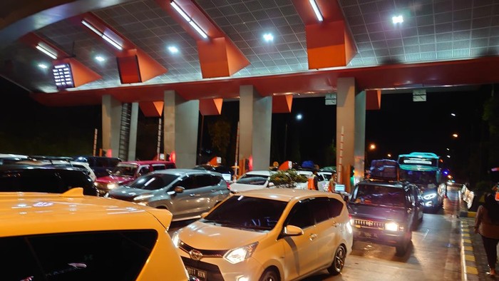 Suasana antrean di tol Merak Kamis (28/4) pukul 22.00 wIB