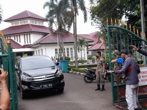 KPK Geledah Rumah Dinas Bupati Bogor Ade Yasin