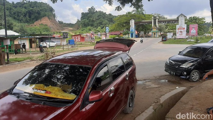 Suasana di terminal bayangan Batas Kota Kendari.