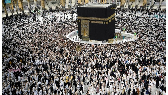 Muslims perform late night prayers on the night of 27th Ramadan in the Grand Mosque during the holy month of Ramadan, in the holy city of Mecca, Saudi Arabia, April, 2022. Saudi Press Agency/Handout via REUTERS ATTENTION EDITORS - THIS PICTURE WAS PROVIDED BY A THIRD PARTY