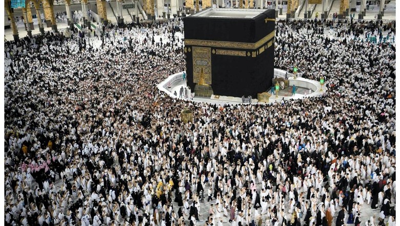 Suasana Kabah Saat Pandemi dan Ramadan Kali Ini Muslims perform late night prayers on the night of 27th Ramadan in the Grand Mosque during the holy month of Ramadan, in the holy city of Mecca, Saudi Arabia, April, 2022. Saudi Press Agency/Handout via REUTERS ATTENTION EDITORS - THIS PICTURE WAS PROVIDED BY A THIRD PARTY