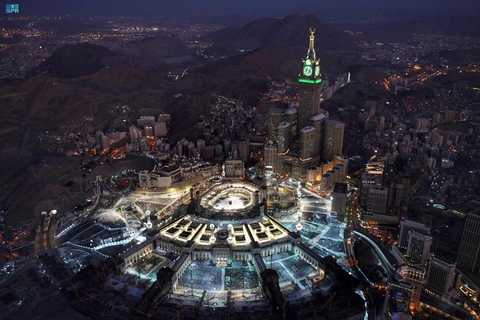 Muslims perform late night prayers on the night of 27th Ramadan in the Grand Mosque during the holy month of Ramadan, in the holy city of Mecca, Saudi Arabia, April, 2022. Saudi Press Agency/Handout via REUTERS ATTENTION EDITORS - THIS PICTURE WAS PROVIDED BY A THIRD PARTY