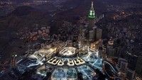 Kompleks Masjidl Haram terlihat terang benderang di tengah kota Mekkah, Arab Saudi.