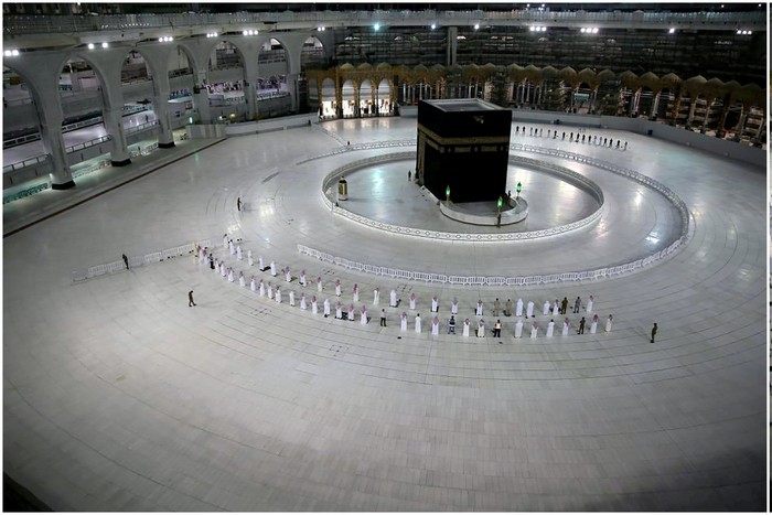 Suasana Kabah Saat Pandemi dan Ramadan Kali Ini Muslims perform late night prayers on the night of 27th Ramadan in the Grand Mosque during the holy month of Ramadan, in the holy city of Mecca, Saudi Arabia, April, 2022. Saudi Press Agency/Handout via REUTERS ATTENTION EDITORS - THIS PICTURE WAS PROVIDED BY A THIRD PARTY