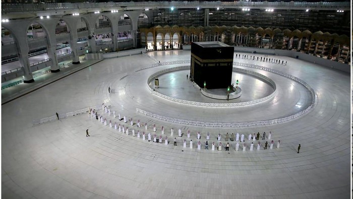 Muslims perform late night prayers on the night of 27th Ramadan in the Grand Mosque during the holy month of Ramadan, in the holy city of Mecca, Saudi Arabia, April, 2022. Saudi Press Agency/Handout via REUTERS ATTENTION EDITORS - THIS PICTURE WAS PROVIDED BY A THIRD PARTY