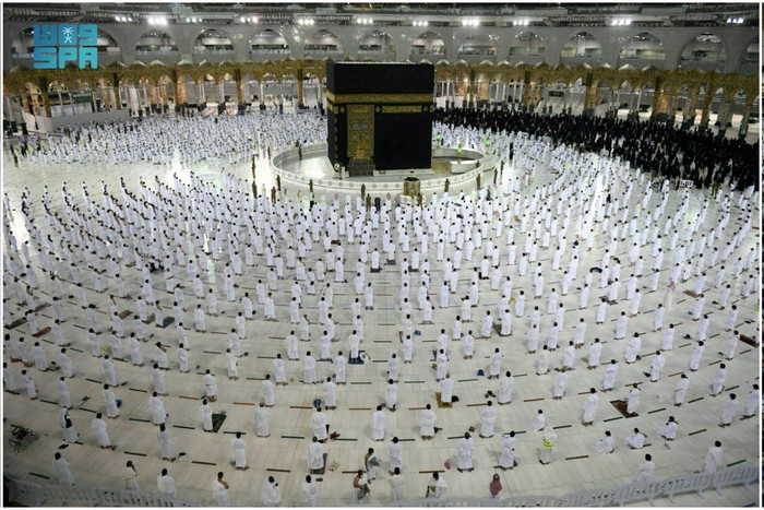 Suasana Kabah Saat Pandemi dan Ramadan Kali Ini Muslims perform late night prayers on the night of 27th Ramadan in the Grand Mosque during the holy month of Ramadan, in the holy city of Mecca, Saudi Arabia, April, 2022. Saudi Press Agency/Handout via REUTERS ATTENTION EDITORS - THIS PICTURE WAS PROVIDED BY A THIRD PARTY