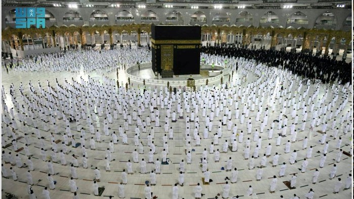 Muslims perform late night prayers on the night of 27th Ramadan in the Grand Mosque during the holy month of Ramadan, in the holy city of Mecca, Saudi Arabia, April, 2022. Saudi Press Agency/Handout via REUTERS ATTENTION EDITORS - THIS PICTURE WAS PROVIDED BY A THIRD PARTY